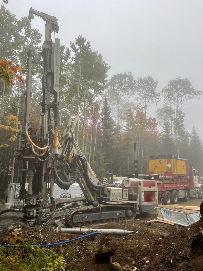 Forage puits artésien charlevoix - petite-rivière-saint-francois - foreuse sur chenilles - commachio mc-22a - chemin borduas - puits charlevoix - collerette de bentonite