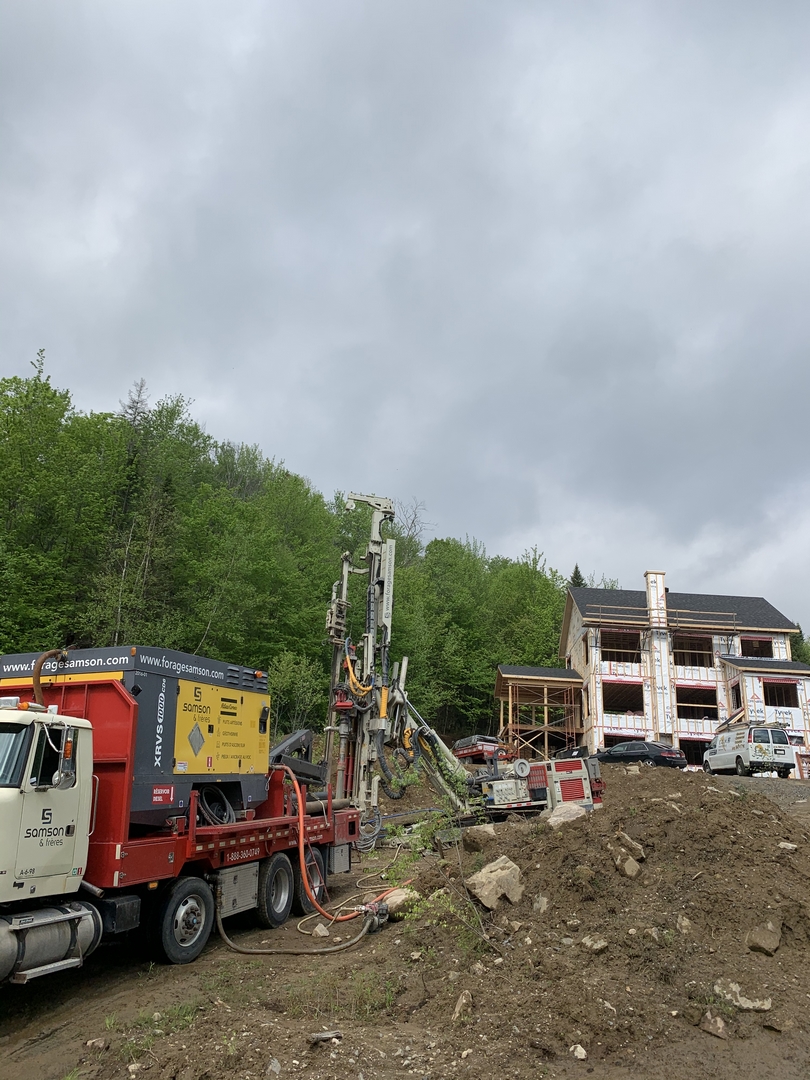 Puits artésien Sainte-Brigitte-de-Laval  - Ste-Brigitte-de-Laval - rue des Ruisseaux - foreuse sur chenilles - comacchio mc-22a - puits samson - forage samson - puits sainte-brigitte-de-laval