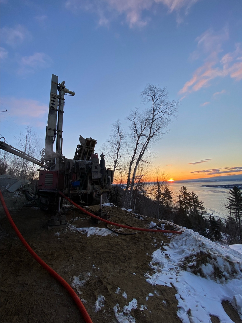 Puits artésien Domaine Charlevoix - Forage géothermique - Puits géothermique Baie-Saint-Paul - CHemin du Domaine CHarlevoix - Foreuse sur chenilles - Comacchio MC-900P  - pompe submersible