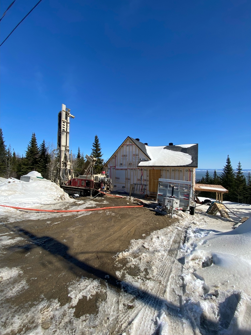 Puits artésien Les Éboulements - Chemin de la Seigneurie - Puits Charlevoix - forage samson - comacchio mc-900p - foreuse sur chenilles - collerette de bentonite