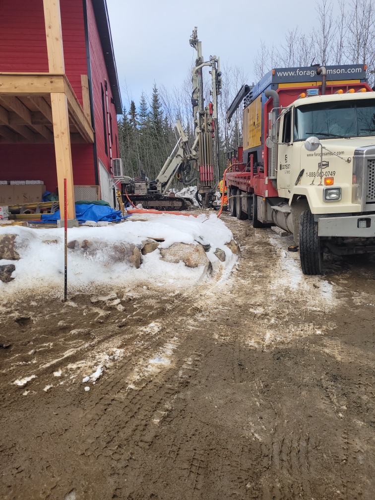 Puits artésien charlevoix - petite-rivière-saint-francois - comacchio mc-22a - foreuse sur chenilles - pompe submersible - collerette de bentonite - puits charlevoix