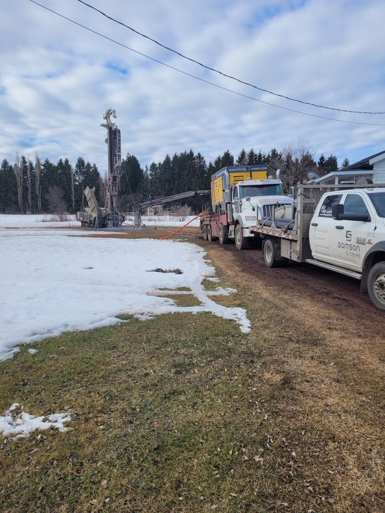 Puits artésien cap-saint-ignace - route 132 - foreuse sur chenilles - comacchio geo900a - pompe submersible - collerette de bentonite - forage samson