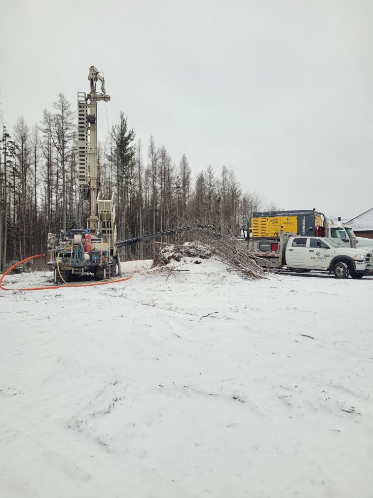 Puits artésien Breakeyville - Chemin de Bélair - foreuse sur chenilles - comacchio geo900a - pompe submersible - samson et freres inc