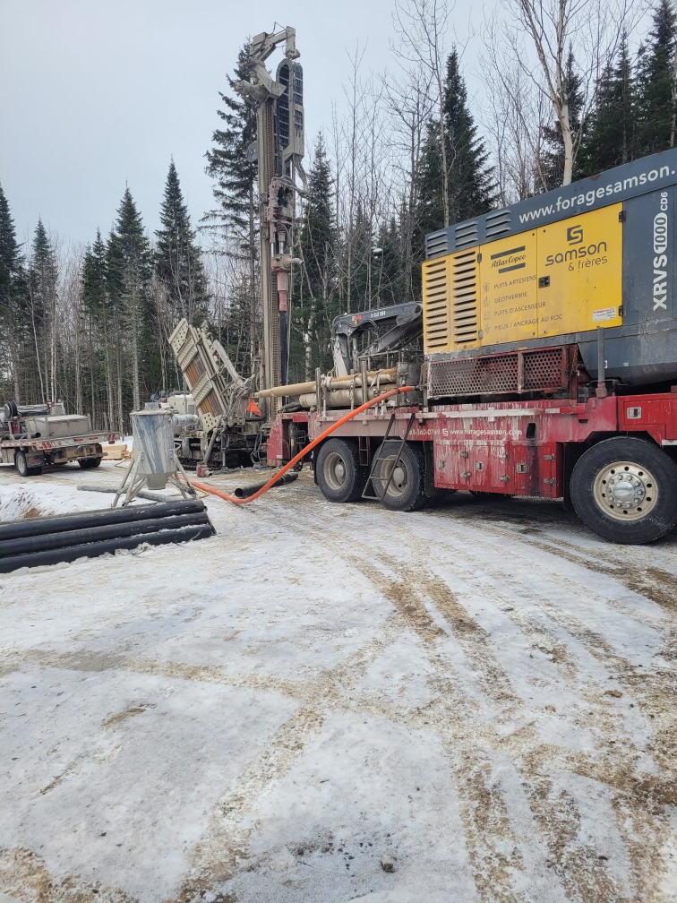 Puits artésien charlevoix - puits petite-riviere-st-francois - foreuse sur chenilles - forage charlevoix - comacchio geo900a - chemin marie-anne-simard - forage géothermique - puits géothermique - pompe submersible