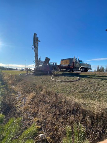 puits artésien - forage géothermique - puits test géothermique - kamouraska - Saint-Philippe-de-Néro - Halte routière des Monadnocks , Halte routière de Kamouraska - comacchio mc-900p - foreuse sur chenilles - nettoyage de puits - essais de pompage