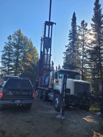 Puits artésien Saint-Hilarion - St-Hilarion - Charlevoix - Lac de la Mine - Foremost DR-24 - pompe submersible - forage charlevoix 