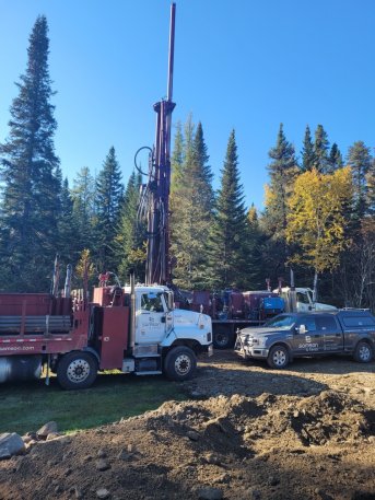 Puits artésien Saint-Hilarion - St-Hilarion - Charlevoix - Lac de la Mine - Foremost DR-24 - pompe submersible - forage charlevoix 