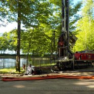 Puits artésien Saint-Joachim - Côte de Beaupré - Hydrofracturation - Foreuse sur Chenilles - Comacchio MC-900P