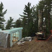 Puits artésien Baie-Saint-Paul - Rue du Suroit - Cap-aux-Corbeaux - Charlevoix - Foreuse sur chenilles - Comacchio MC-900P - pompe submersible - collerette de bentonite - forage samson - samson et frères inc