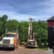Puits artésien Lévis - Saint-Jean-Chrysostome - Chemin de Saint-Romain - Comacchio MC-900P - Foreuse sur chenilles - collerette de bentonite - pompe submersible- forage samson - samson et frères inc