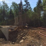 Puits artésien Lac-Beauport - Rue des Brumes - Latitude 46 - Foreuse sur chenilles - Comacchio MC-900P - Forage Samson - Samson et Frères inc - Pompe submersible - Collerette de bentonite