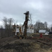 Puits artésien Lac-Beauport - Chemin du Grand-Duc - Puits Lac-Beauport - Forage - Foreuse sur chenilles - Comacchio MC-900P - Pompe submersible - collerette de bentonite