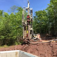 Puits artésien Montmagny - Montée 741 route 132 - Puits artésien - Forage Samson - Samson et Frères Inc - Comacchio MC-22a - Foreuse sur chenilles - collerette de bentonite - Grundfos - Atlas Copco