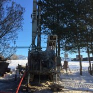 Puits artésien Sainte-Famille - Ile d'Orléans - Chemin Royal - Collerette de bentonite - forage samson - samson et frères inc -pompe submersible - foreuse sur chenilles - comacchio mc-900P