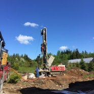 Puits artésien Baie-St-Paul - Baie-Saint-Paul - Charlevoix - Rue des Cerisiers - Foreuse sur Chenilles - Comacchio MC-900P - Forage Samson - Samson et Frères - Pompe submersible - collerette de bentonite