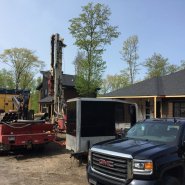 Puits artésien Stoneham - La Jacques-Cartier - Chemin des Affluents - Foreuse sur chenilles - Comacchio MC-900P - forage samson - Samson et Frères Inc - collerette de bentonite - pompe submersible