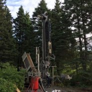 Puits artésien La Malbaie - Charlevoix - Rang Sainte-Mathilde - Puits Charlevoix - Forage Samson - samson et Frères Inc  - Foreuse sur chenilles - Comacchio MC-900P