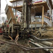 Puits artésien Lac-Beauport - Chemin de l'Éclaircie - Forage samson - Samson et Frères - Foreuse sur chenilles - Comacchio MC-900P - Collerette de bentonite - Pompe submersible