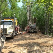 Puits artésien Montmagny - Chemin du Golf - Collerette de bentonite - foreuse sur chenilles - Puits montmagny - comacchio MC-900P - collerette de bentonite - puits scellé - pompe submersible - forage samson - puits samson
