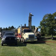 Puits artésien Montmagny - Puits Montmagny - forage samson - foreuse sur chenilles - commachio MC-900P - Puits samson - pompe submersible - Grundfos - collerette de bentonite - puits montmagny - forage montmagny