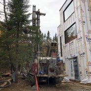 Puits artésien Petite-Rivière-Saint-Francois - Fief du Massif - Charlevoix - Chemin de la Rose-Helene - Foreuse sur chenilles - Comacchio MC-900P - Forage Samson - Samson et Frères - Puits charlevoix