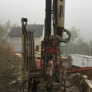 Puits artésien Hameau du Cap-Blanc - Charlevoix - Saint-Irénée - Rue du Domaine - Puits Charlevoix - Foreuse sur Chenilles - Comacchio MC-900P - Forage Samson - Samson et Frères Inc