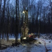 Puits artésien Sainte-Catherine-de-la-Jacques-Cartier - Ste-Catherine - Rue J-A Pelisson - Foreuse sur chenilles - Comacchio MC-900P - Forage Samson - Samson et Frères inc - Pompe submersible