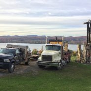 Puits artésien Sainte-Famille - Ile d'Orléans - Chemin du Verger - Comacchio MC-900P - foreuse sur chenilles - Collerette de bentonite - forage samson - Samson et Frères
