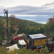 Puits artésien Charlevoix - Puits Baie-Saint-Paul - Domaine Charlevoix - Rue de la Corniche - Fleuve Saint-Laurent - Foreuse sur chenilles - Comacchio MC-900P - Samson et Frères Inc - Forage Samson 