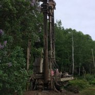 Puits Charlevoix - Puits artésien Les Éboulements - Rang des Éboulements-Centre - Puits Charlevoix - Forage Samson - Samson et Frères Inc - foreuse sur chenilles - Comacchio MC-900P - Collerette de bentonite - Puits scellé - Pompe submersible