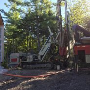 Puits artésien Montmagny - route 283 - forage samson - samson et frères inc - foreuse sur chenilles - comacchio mc-22a- pompe submersible - collerette de bentionite - forage montmagny - puits montmagny - forage samson