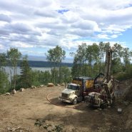 Puits artésien Domaine Charlevoix - Baie-Saint-Paul - Foreuse sur chenilles - Comacchio MC-900P - pompe submersible - collerette de bentonite - Chemin du Domaine