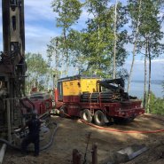 Puits artésien Baie-Saint-Paul - Charlevoix - Chemin du Domaine - Foreuse sur chenilles - Comacchio MC-900P - Domaine Charlevoix - Collerette de bentonite - Pompe submersible