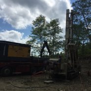 Puits artésien Charlevoix - Domaine Charlevoix - Baie-Saint-Paul - Chemin du Domaine - Foreuse sur chenilles - Comacchio MC-900P - Collerette de bentonite - forage charlevoix