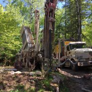 Puits artésien Lac-Sergent - Portneuf- Chemin Vieux - foreuse sur chenilles - comacchio mc-900P - collerette de bentonite - pompe submersible