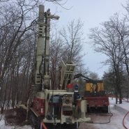 Puits artésien montmagny - route 132 - montée 741 - foreuse sur chenilles - comacchio mc-900p - pompe submersible - collerette de bentonite - forage samson