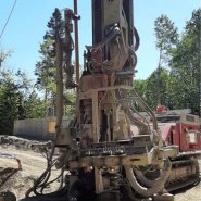 Puits artésien charlevoix - fief du massif - petite-rivière-saint-francois - foreuse sur chenilles - comacchio mc-900p - chemin de l'étoile-de-mer - pompe submersible - forage charlevoix - atlas copco xrvs 1000