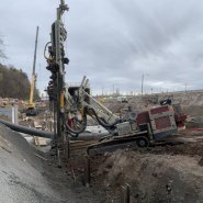 Forage pieux - pré-trou - h-beam - mur berlinois - promenade samuel-de-champlain - boulevard champlain - quebec - foreuse sur chenilles - comacchio mc-22a - compresseur atlas copco xrvs1000