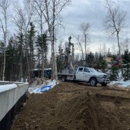 Puits artésien Charlevoix - Les Éboulements - Domaine Charlevoix - Chemin de la Corniche - Foreuse sur chenilles - Comacchio MC-22a - Pompe submersible