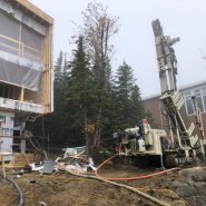 Puits artésien petite-rivière-saint-francois - charlevoix - massif de charlevoix - foreuse sur chenilles - comacchio mc-900p - pompe submersible - collerette de bentonite - compresseur atlas copco xrvs1000 - forage samson - puits charlevoix