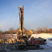 Puits artésien Saint-Aimé-des-Lacs - Charlevoix - forage charlevoix - puits charlevoix - puits dans charlevoix - rue principale - forage samson - foreuse sur chenilles - comacchio mc-900P