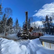 Puits artésien Charlevoix - Baie-St-Paul - Domaine Charlevoix - Chemin du Domaine - Foreuse sur chenilles - Comacchio MC-900P - Puits samson