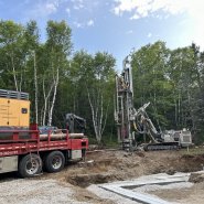 Puits artésien Baie-St-Paul - Puits Baie-Saint-Paul - puits charlevoix - forage charlevoix - pompe submersible - collerette de bentonite - foreuse sur chenilles - comacchio mc-22a