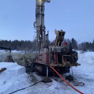 Puits artésien la malbaie - charlevoix - rang saint-jean-baptiste - foreuse sur chenilles - commachio mc-900p - puits charlevoix - collerette de bentonite