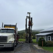 Puits artésien La Malbaie - Charlevoix - foreuse sur chenilles - comacchio mc-22a - chemin des loisirs - mont-grand-fond - pompe submersible la malbaie