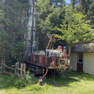 Puits artésien Lac-Trois-Saumons - Saint-Aubert - foreuse sur chenilles - comacchio MC-900P - collerette de bentonite