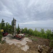Puits artésien Petite-Rivière-Saint-Francois - Chemin du Versant - Versant du Massif - puits charlevoix - foreuse sur chenilles - comacchio mc-900P - collerette de bentonite