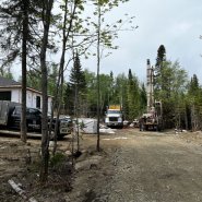 Puits artésien Charlevoix - Petite-Rivière-Saint-François - rue principale - forage samson - foreuse sur chenilles - comacchio mc-900p