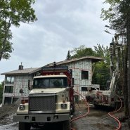 Puits artésien petite-rivière-saint-francois - fief du massif - puits charlevoix - chemin des goélettes - foreuse sur chenilles - comacchio mc-22a - pompe submersible - collerette