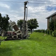 Puits artésien Saint-Hilarion - Puits charlevoix - foreuse sur chenilles - comacchio mc-900P - pompe submersible - forage samson 